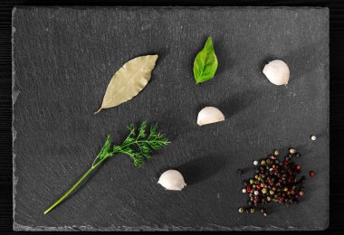 Garlick rezene biber bazilika siyah taş zemin