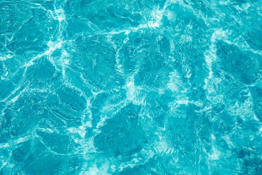 Yüzme havuzunda güneş yansıması olan dalgalı su