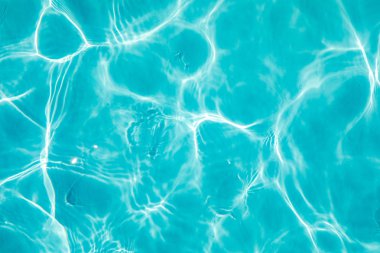 Yüzme havuzunda güneş yansıması olan dalgalı su