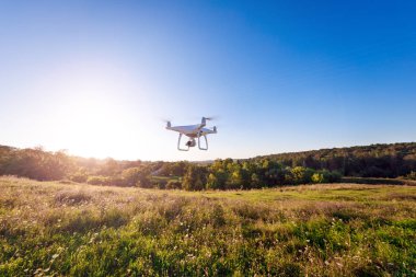 Beyaz dron kameraya yakın çekim. Drone quadcopter uçuş
