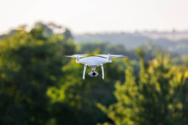 Beyaz dron kameraya yakın çekim. Drone quadcopter uçuş
