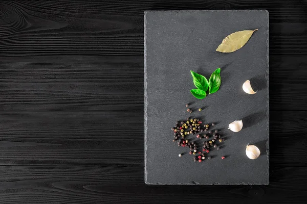 Garlick rezene biber bazilika siyah taş zemin