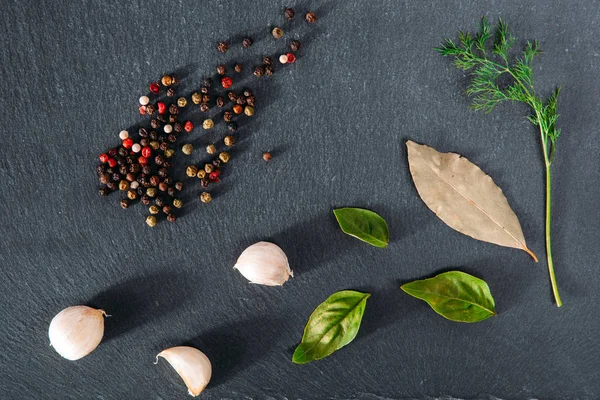 Garlick rezene biber bazilika siyah taş zemin