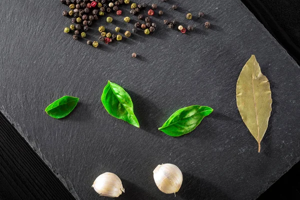 Garlick rezene biber bazilika siyah taş zemin