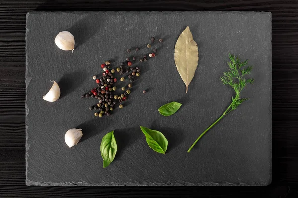 Garlick rezene biber bazilika siyah taş zemin