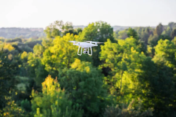 Zamknąć Biały Drone Aparatu Drone Quadcopter Locie — Zdjęcie stockowe