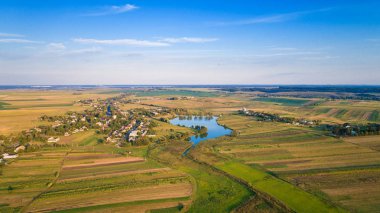 Kameralı bir dron, güzel bir yaz nehri yüksekten küçük bir nehir
