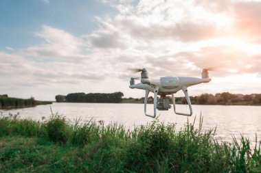 drone dört helikopter Nehri üzerinde