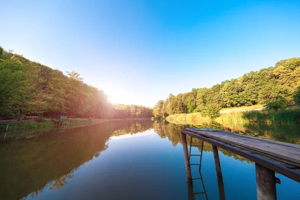 Vecchia Riva Legno Acqua Stagno Con Pace Del Paesaggio Naturale — Foto Stock