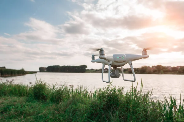 drone dört helikopter Nehri üzerinde