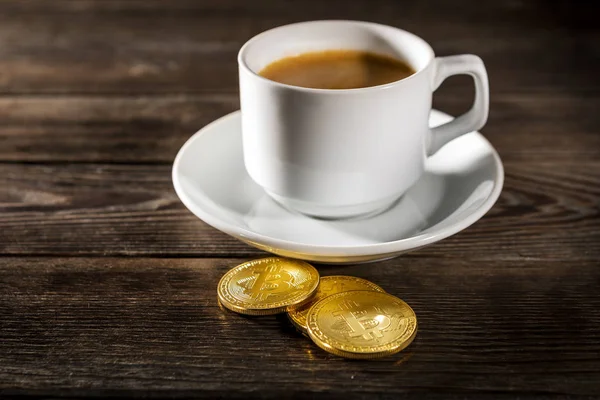 Kryptowaluta Złota Bitcoin Stojący Filiżance Kawy Izolowane Tle Drewna — Zdjęcie stockowe