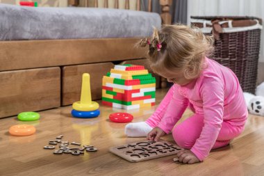 Mutlu çocuk evde oynamak