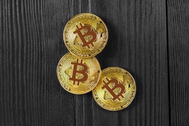 Ahşap masa altın Bitcoin para. Elektronik kripto para
