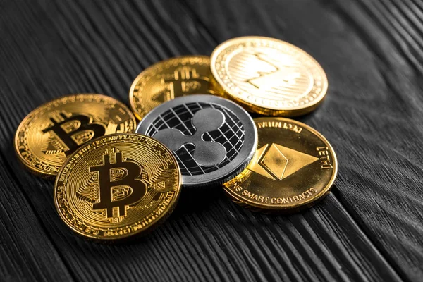 Silver Och Gyllene Mynt Med Bitcoin Rippel Och Eterisk Symbol — Stockfoto