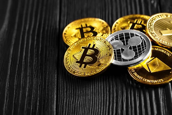 Pièces Argent Avec Bitcoin Ondulation Symbole Éthérée Sur Fond Bois — Photo