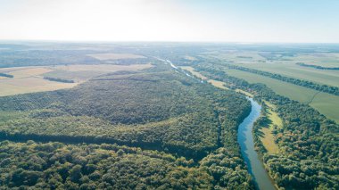 Kameralı bir dron, güzel bir yaz nehri yüksekten küçük bir nehir