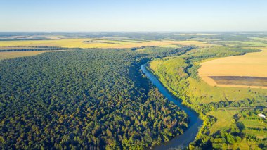 Kameralı bir dron, güzel bir yaz nehri yüksekten küçük bir nehir