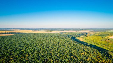 Kameralı bir dron, güzel bir yaz nehri yüksekten küçük bir nehir