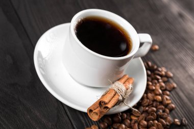 kahve ile ahşap bir masa üzerinde kahverengi şeker.