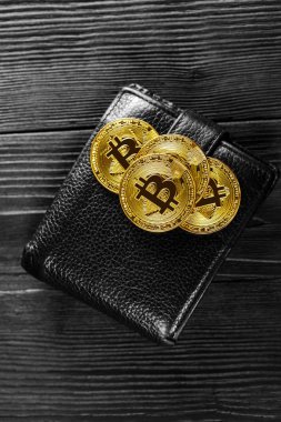 Bitcoin izole çanta siyah arka plan üzerine dolar ile