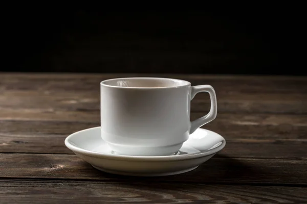黑咖啡在白色杯子在黑木头背景 — 图库照片