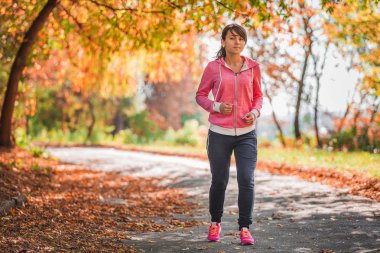 Kırsal bir yolda koşan genç bayan