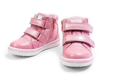 Beyaz bir arka plan üzerinde izole pembe çocuk spor ayakkabı