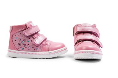 Beyaz bir arka plan üzerinde izole pembe çocuk spor ayakkabı