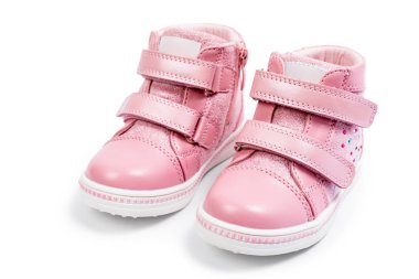Beyaz bir arka plan üzerinde izole pembe çocuk spor ayakkabı