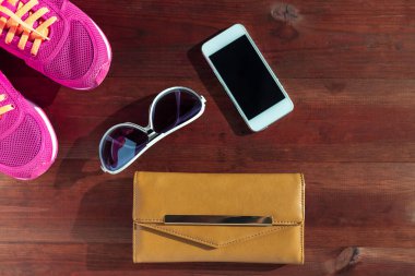 Tahta bir arka planda izole edilmiş seyahat nesneleri