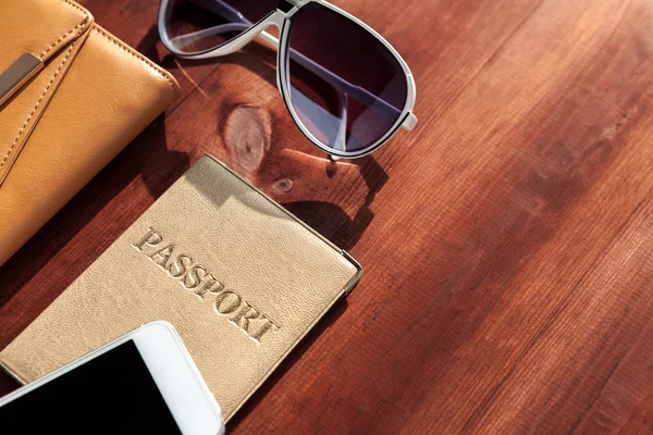 Tahta bir arka planda izole edilmiş seyahat nesneleri