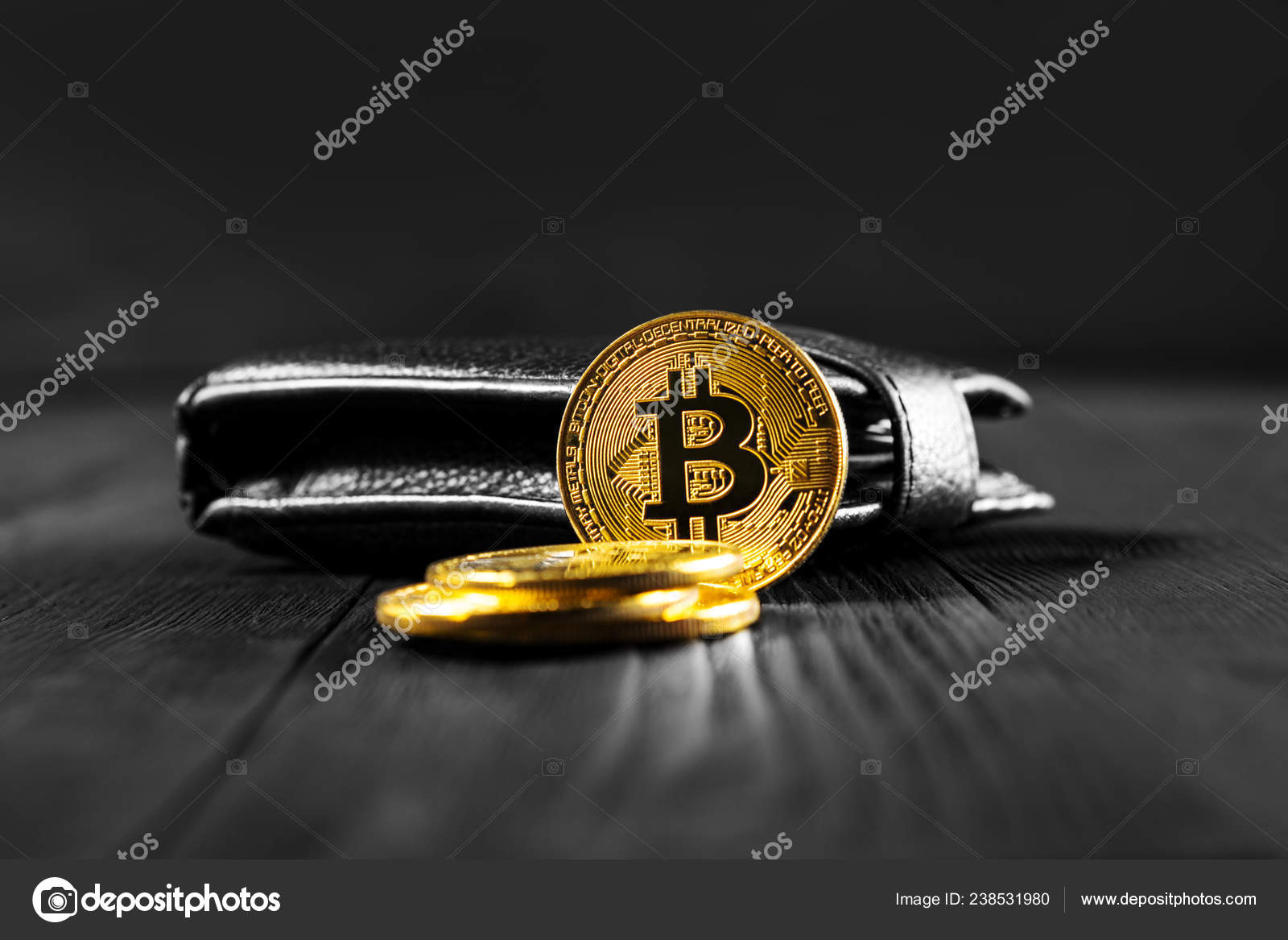 Bitcoin Con Dólar Monedero Aislado Fondo Negro — Foto editorial de stock  #238531980 ©Ivantsov