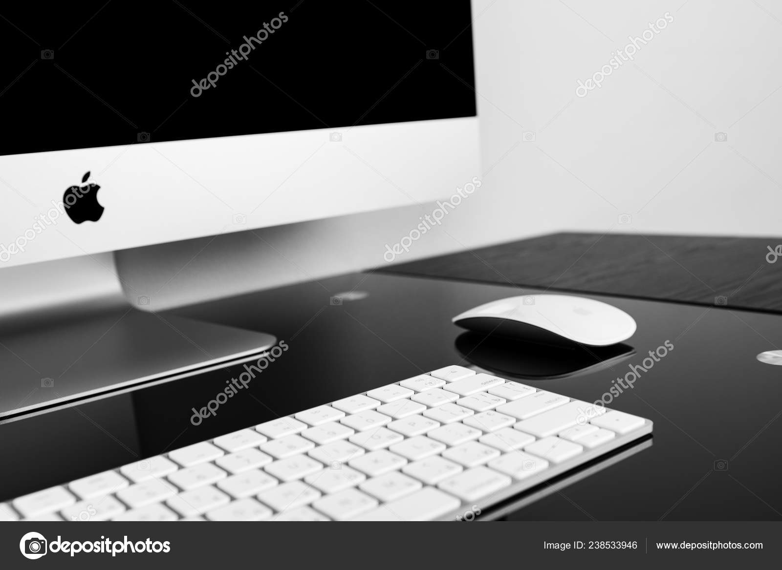 乌克兰里夫纳2018年10月11日苹果电脑Imac 视网膜显示5K 键盘和神奇的鼠标在黑色的桌子上隔离在白色背景上——图库图片© Ivantsov  #238533946, image size:1600x1167