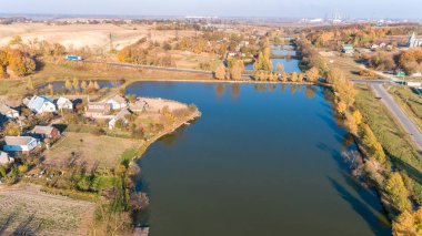 Kameralı bir dron, güzel bir yaz nehri yüksekten küçük bir nehir