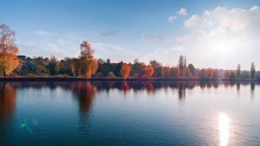 Sonbaharda nehir manzarası