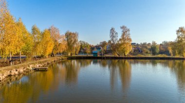 Kameralı bir dron, güzel bir yaz nehri yüksekten küçük bir nehir