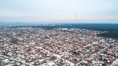 Hava kış yukarıdan aşağıya görünümü küçük nehir tarafından kırsal yavaş yaşam üzerinde.