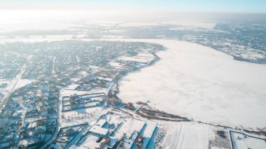 Hava kış yukarıdan aşağıya görünümü küçük nehir tarafından kırsal yavaş yaşam üzerinde.
