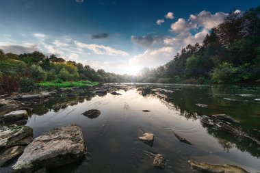 Temiz dağ nehir taşları ile