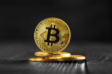 Bitcoin izole çanta siyah arka plan üzerine dolar ile