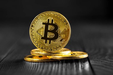 Bitcoin izole çanta siyah arka plan üzerine dolar ile