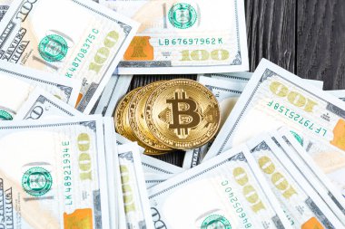 Altın Bitcoin madeni para üzerimizde. Yakın plan. Elektronik kripto para birimi