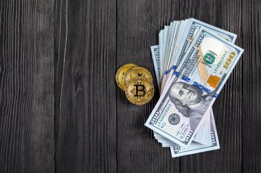 Altın Bitcoin madeni para üzerimizde. Yakın plan. Elektronik kripto para birimi