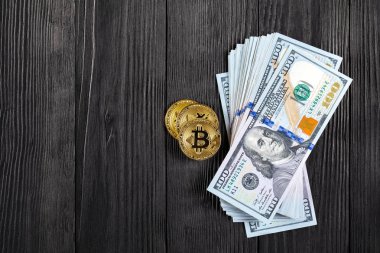 Altın Bitcoin madeni para üzerimizde. Yakın plan. Elektronik kripto para birimi