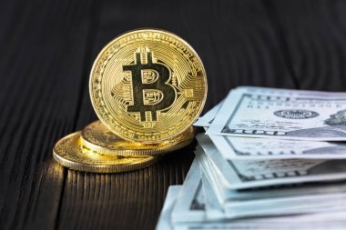 Altın Bitcoin madeni para üzerimizde. Yakın plan. Elektronik kripto para birimi