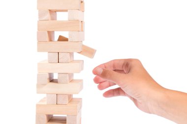 Ahşap bloklar ve kadın el kuleden almak bir blok