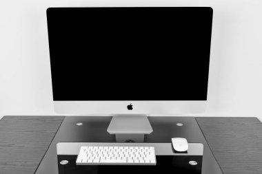 Ukrayna, Rivne, 11 Ekim 2018. Apple Computer imac 27 retina ekran 5k klavye ve büyü fare siyah masada. Beyaz bir arka plan üzerinde izole