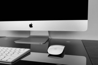 Ukrayna, Rivne, 11 Ekim 2018. Apple Computer imac 27 retina ekran 5k klavye ve büyü fare siyah masada. Beyaz bir arka plan üzerinde izole