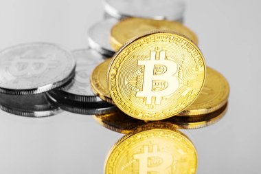 Beyaz bir arka plan üzerinde izole Bitcoin