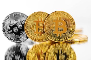 Beyaz bir arka plan üzerinde izole Bitcoin